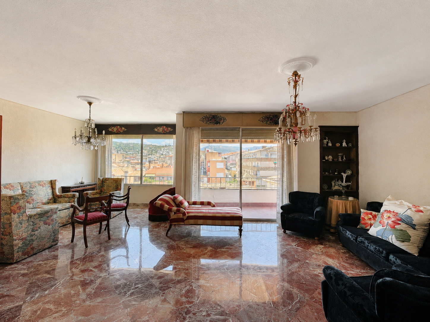Salón con suelo de mármol y vistas